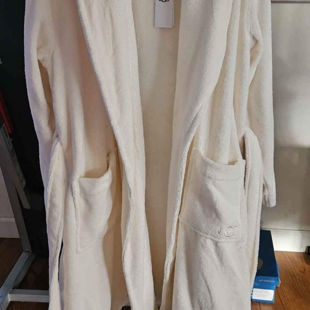 UGG Luxury Robe. - Picture 4 of 5